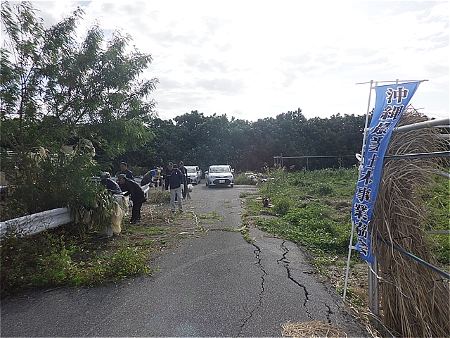 作業場所C。排水路沿い除草の様子。